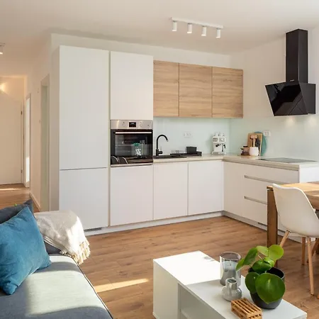 Apartment With Terrace And Parking Near Beach Podstrana Exterior photo