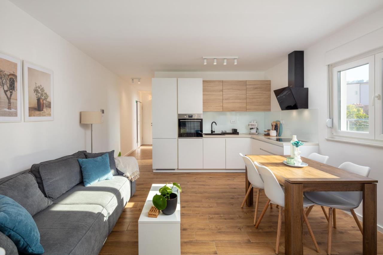 Apartment With Terrace And Parking Near Podstrana